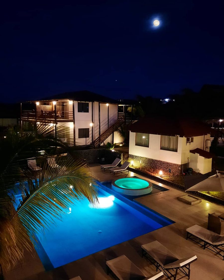 Piscina bajo la luna