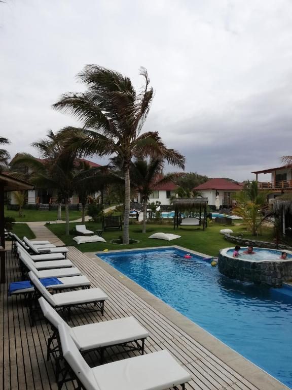 Piscina y jacuzzi de Villa Sirena